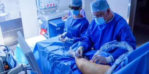Żylaki: Jakiego lekarza wybrać? Flebolog, angiolog, chirurg