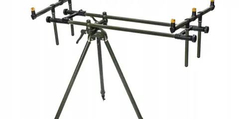 Solidny, zielony rod pod z trzema nogami, idealny do stabilnego ustawienia wędki.