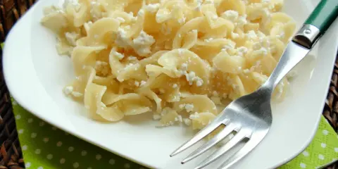 Pyszny makaron z serem białym dla dzieci, proste i zdrowe danie.