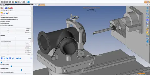 Simulazione di un pezzo su un tornio CNC, con visualizzazione dei parametri di lavorazione e degli assi macchina. Il sistema CAD mostra il processo di sgrossatura.