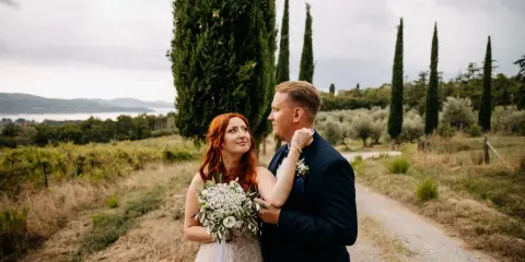 Para młoda w malowniczej scenerii. Zastanawiasz się, ile bierze fotograf za wesele? Taka sesja to piękna pamiątka.