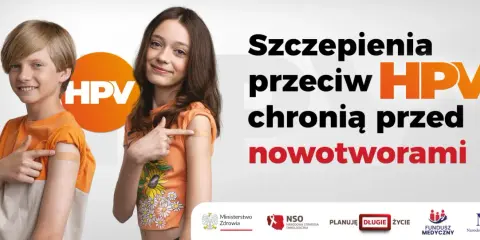 Dzieci z plastrami po szczepieniu przeciw HPV. "Szczepienia przeciw HPV chronią przed nowotworami". Mam HPV co dalej? Zapytaj lekarza.