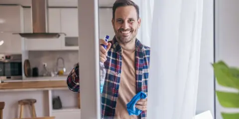 Jak myć okna ściągaczką bez smug? Sprawdzone triki i porady
