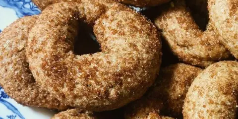 Dolci anelli con zucchero di canna e spezie, perfetti per scoprire cosa mangiare in Umbria.