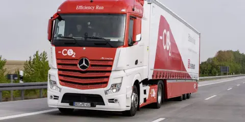 Camión Mercedes-Benz Actros con diseño "Efficiency Run" y "-CO₂". ¡Ideal para cuando te puedes sacar el carnet de camión!