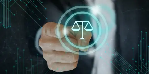 Dłoń wskazująca na symbol wagi prawnej na tle cyfrowej sieci.