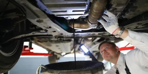Motorölbehälter entsorgen: So geht's richtig & kostenlos