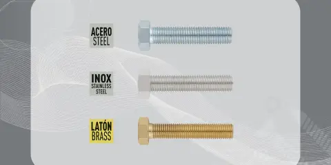 Tres tipos de tornillos: acero, inox y latón. Cada uno con su etiqueta identificativa.