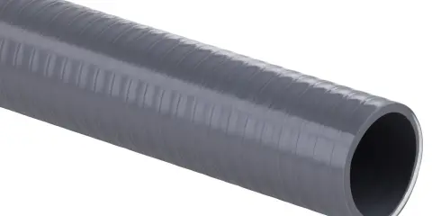 Un tuyau PVC souple gris, strié, prêt à transporter des fluides.