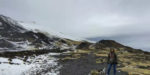 Escursione invernale sull'Etna, un'idea su dove andare in Sicilia con i bambini per un'avventura unica tra neve e vulcani.