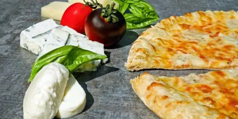Świeża bazylia, pomidory i różne sery – idealne dodatki, co zamiast oregano do pizzy.
