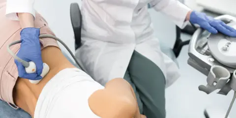 Lekarz wykonuje USG pacjentowi, który znajduje się na liście oczekujących na przeszczep nerki.