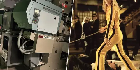 Proyector de cine 70 mm junto a una escena de "Kill Bill" con Uma Thurman.