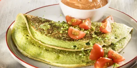 Grünes Omelett mit Tomaten und Dip. Ein einfaches Omelette Rezept für ein gesundes Frühstück.