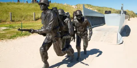 Bronzeskulpturen von Soldaten, die am Strand landen, erinnern an die Bedeutung des D-Days.