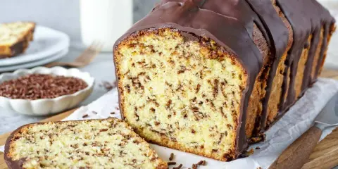 Schokoladenkuchen mit Streuseln, ein Klassiker unter den beliebte Kuchen Rezepten, serviert mit Milch.