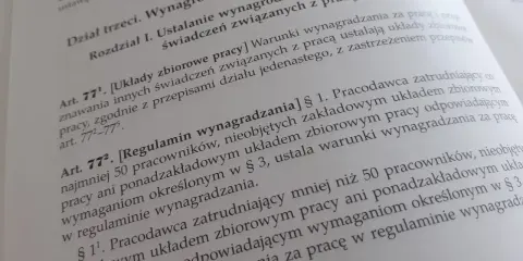 Zakładowy układ zbiorowy pracy a regulamin wynagradzania – tekst prawny omawia ustalanie wynagrodzenia i świadczeń pracowniczych.