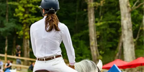 Kask jeździecki z szerokim daszkiem: Jak wybrać bezpieczny i stylowy?