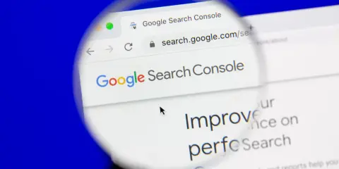 Google Search Console pomaga w indeksowaniu strony. Widok strony z lupą.