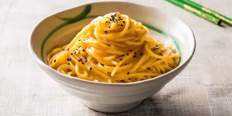 Nudeln mit cremiger Miso-Paste-Sauce, bestreut mit schwarzen Sesamsamen. Ein köstliches Gericht, inspiriert von Miso Paste Rezepten.