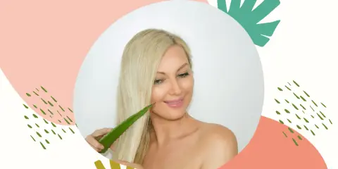Kobieta z blond włosami stosuje liść aloesu, który może być użyty jako żel aloesowy na włosy.