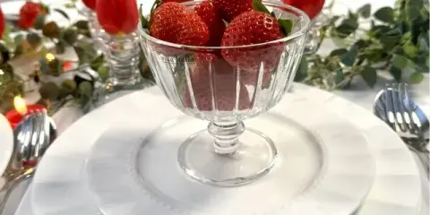 Jak nakryć stół na romantyczną kolację? Stwórz magiczny wieczór!