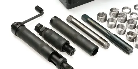 Herramientas para reparar roscas dañadas, incluyendo un juego helicoil.