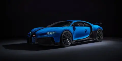 Niebieski Bugatti Chiron z numerem 16 na masce, gotowy do jazdy. Jego cena jest adekwatna do osiągów.