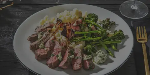Perfekt gebratenes Hirschsteak mit Kartoffelpüree, Brokkoli und Kräuterbutter. So gelingt Hirschsteak richtig braten.