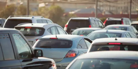 Korki na trasie do Mrzeżyna. Samochody stoją w długim sznurze, tworząc zator.