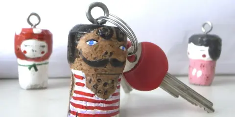 Portachiavi fatti a mano con tappi di sughero, un'idea per un lavoretto festa del papà infanzia.