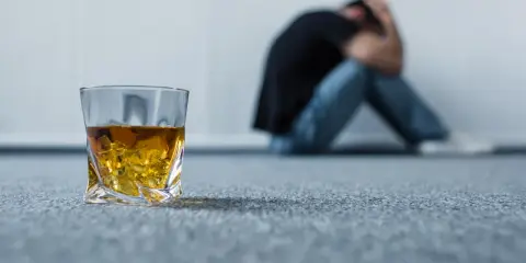 Szklanka whisky i zrozpaczony mężczyzna. Psycholog pyta alkoholika: "Co Cię tu sprowadza?".