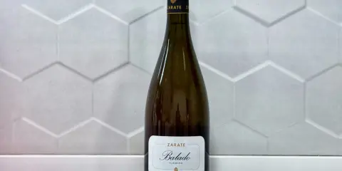 Botella de Zarate Balado Albariño, uno de los tipos de vinos gallegos más apreciados.