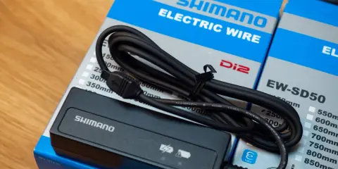 Shimano Di2 E-Tube Kabel und Ladegerät. Perfekt für die elektrische Schaltung.