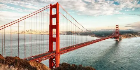 El icónico puente Golden Gate, con su distintivo color naranja, se extiende sobre el agua. ¿Cuánto mide el puente de San Francisco? Es una maravilla de la ingeniería.