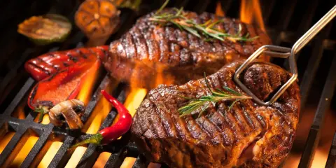Perfekcyjny stek z grilla: Jak osiągnąć restauracyjny efekt?