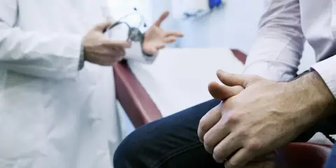 Lekarz omawia z pacjentem chorobę Peyroniego i jej leczenie.