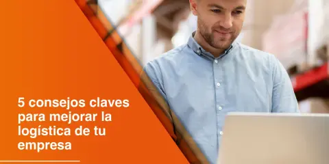 Operador de transporte con casco blanco revisa datos en laptop en almacén. Texto: "5 consejos claves para mejorar la logística de tu empresa".