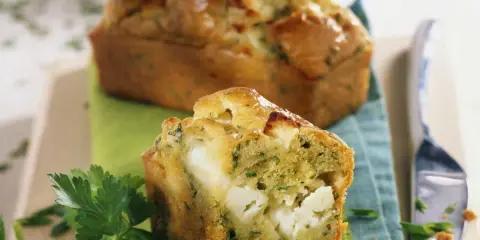 Un délicieux cake de Sophie aux courgettes et feta, garni de morceaux généreux de fromage.