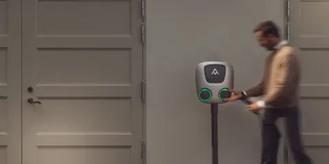 Man kopplar sin elbil till en stilren aura laddbox.