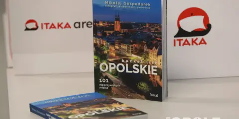 Książka "Bucket list Opolskie" prezentuje 101 nieoczywistych miejsc i opolskie atrakcje. Obok leży druga taka sama książka.