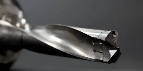 Detalle de una broca metálica con sus filos listos para afilar.