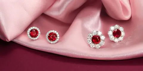 Orecchini con rubino sintetico valore, incastonati su seta rosa.
