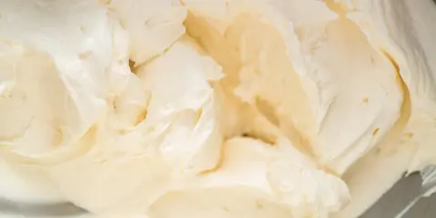 Cremige Buttercreme mit Pudding, bereit für süße Kreationen.