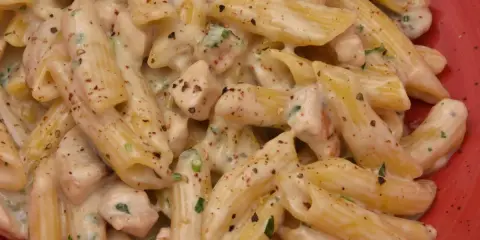 Jaki sos do makaronu z kurczakiem? Przepisy na każdy gust!