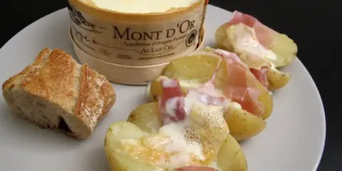 Un Mont d'Or fondant, pommes de terre et jambon cru : un plat réconfortant, typique des spécialités du Jura.
