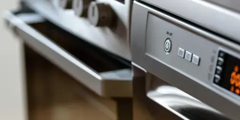 Panel sterowania kuchenki gazowej z przyciskiem ON/OFF. Dowiedz się, jak odłączyć kuchenkę gazową, by bezpiecznie ją użytkować.