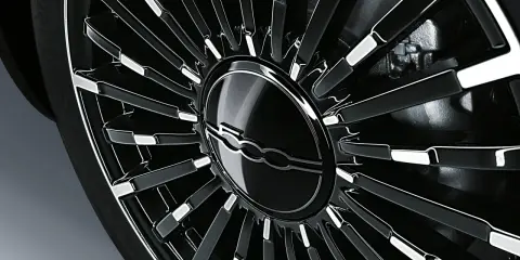 Cerchione nero lucido con logo Fiat 500. La pressione pneumatici corretta è fondamentale per la sicurezza della tua Fiat 500.