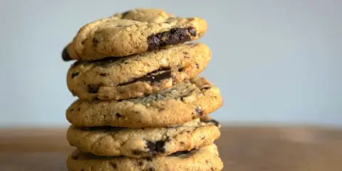 Pile de délicieux cookies aux pépites de chocolat, faits avec de l'huile de coco.