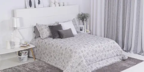Cama con colcha estampada y cojines decorativos. Las medidas cojines cama son ideales para un descanso confortable.